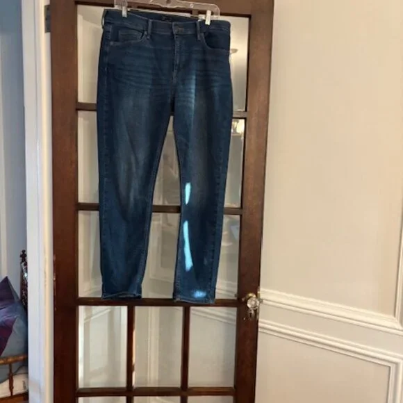 Banana Republic Girlfriend Jean, Size 30/10 - Picture 2 of 5